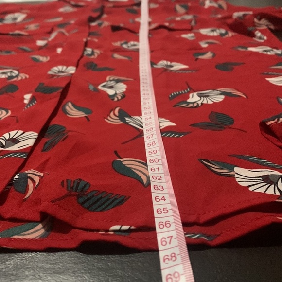 Loft top red floral hidden button up collar blouse with front pockets size MP - Picture 10 of 10